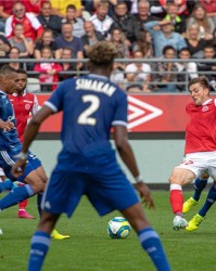  斯特拉斯堡定位球战术奏效，客场艰难带走一分